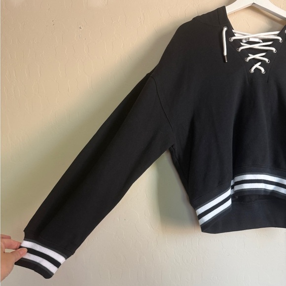 Wear by Erin Andrews NHL Vegas Golden Knights Lace Up Women’s Cropped Sweatshirt - Picture 13 of 13